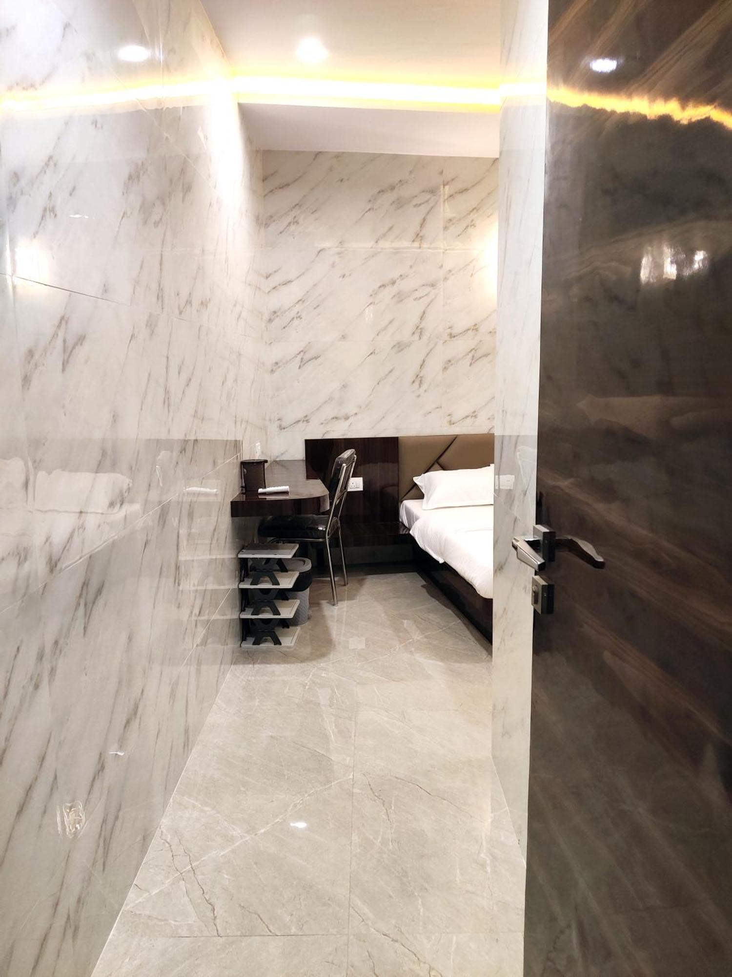 Hotel Comfy Inn Мумбаї Екстер'єр фото