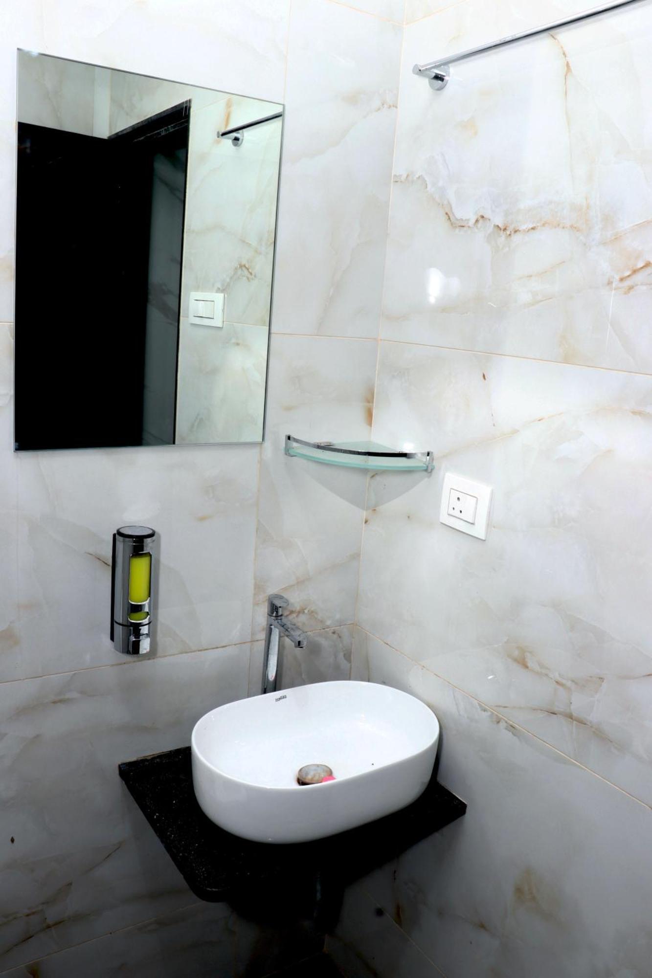 Hotel Comfy Inn Мумбаї Екстер'єр фото